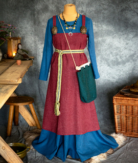 Basic Scandinavian wool apron with two gussets from Hedeby
