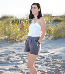 Mid-rise natural linen pleated shorts with side pockets
