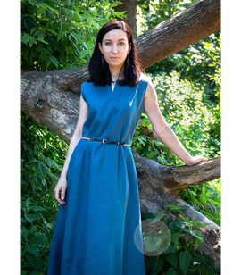 Birka sleeveless linen dress with two gussets and a slit neckline