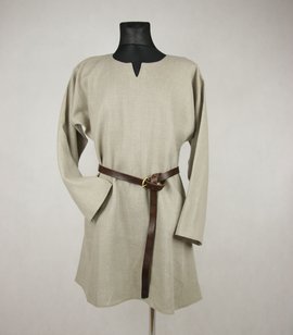 Średniowieczna koszula lniana z dwoma klinami i rozcięciem przy dekolcie z Birki