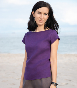 Loose slort-sleeved linen blouse with a boat neckline and side slits