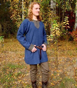 Early medieval wool tunic from Hedeby with four gussets decorated with woolen trim