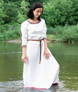 Słowiańska ceremonialna lniana sukienka z geometrycznym obszyciem