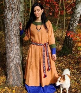 Damska wełniana tunika z Hedeby z lnianymi obszyciami