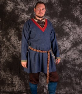 Wool tunic from Skjoldehamn with a widened V-neckline, decorated with hand-woven braid, wool trim and a tablet trim on the sleeves