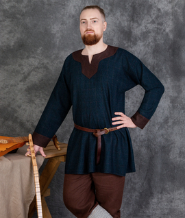Hedeby wool tunic with four gussets, trimmed with wool